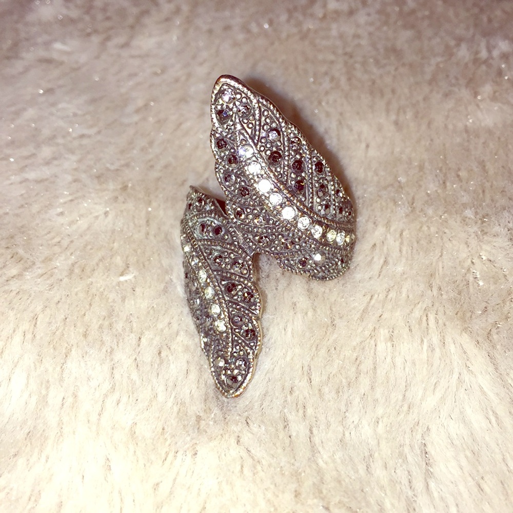 Size 7 double feather ring with stones